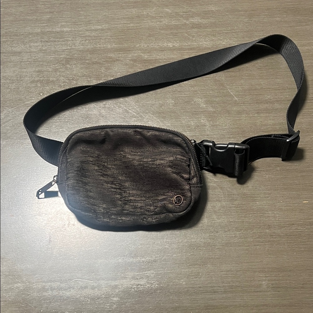 Lululemon Everywhere Belt Bag Aqueous Ikat Jacquard Black Highlander